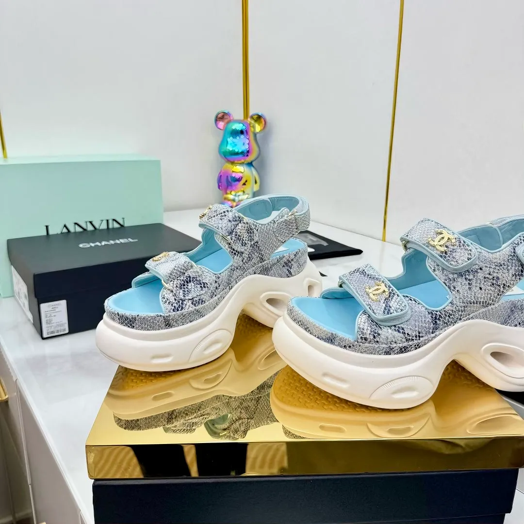 👟👟Ex-factory price 680👟👟 Top version... Chanel｜Chanel Xiaoxiang Velcro Beach Slippers Slippers Casual Beach Shoes 25ss Spring and Summer New Style! Beach shoes are a hit all over the internet! The latest model from the counter, I am still willing to buy it on my feet. It must be ranked among the most popular models. It is invincible in all seasons. Various bloggers and Internet celebrities can see the matching styles. Highly recommended. Pearlescent sheepskin upper, sheepskin lining, suede for feet. Original open-molded TPU outsole size: 35-40 (customized for 40 and 41). Full set of original packaging 👉 👉 👉 👉 👉